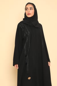 عباية واسعة باللون الأسود بشك ناعم - صورة 2
