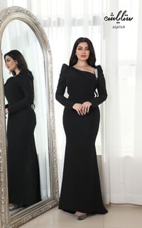 فستان أنيق باللون الأسود مزين بإكسسوار - صورة 1