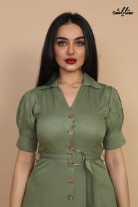 فستان ميدي ناعم باللون الزيتي مزين بأزرار بتصميم يأخذك إلى عالم السبعينات - صورة 6