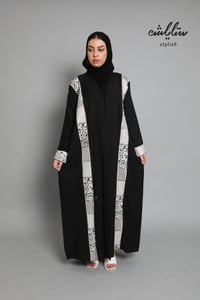 عباية لنن باللون الأسود بتطريز حروف عربية - صورة 1