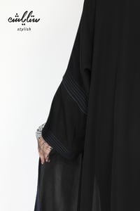 عباية لف باللون الأسود بدانتيل على الاكمام تحديد كحلي - صورة 5