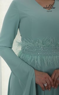فستان طويل بحزام مزين بالكريستال والريش - صورة 2
