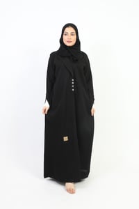 عباية كلاسيك لف مزينة ببليسيه أبيض على الكم  - صورة 1