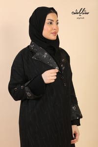 عباية لف باللون الأسود بتشجير على الأكمام والياقة - صورة 2