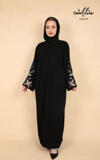 عباية ملكي باللون الأسود مطرزة الأكمام - صورة 1