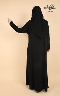 عباية كويتي باللون الأسود مزينة بتدخيلات باللون الاسود  - صورة 5