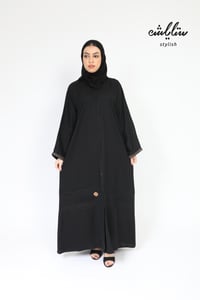 عباية واسعة مطرزة باللون الأسود - صورة 1