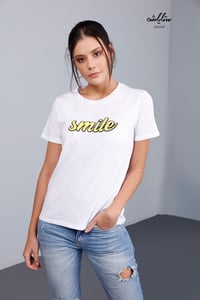 تي شيرت باللون الأبيض بطباعة smile - صورة 2