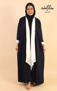 عباية سبيشل لف باللون الكحلي والأوف وايت بتطريز ناعم - صورة 1