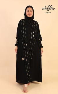عباية لف باللون الأسود مزينة بزم على الأكمام - صورة 1