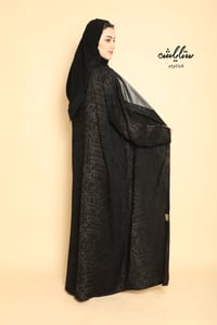عباية لف باللون الأسود والذهبي ياقة جكيت  - صورة 5