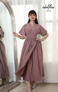 فستان لف مزين بإكسسوار - صورة 1