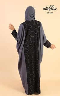 عباية كريب لف باللون الرمادي مطرزة - صورة 9