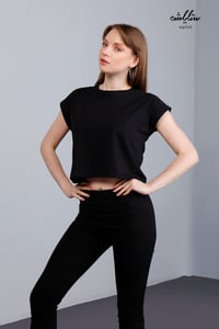 تي شيرت ناعم باللون الأسود - صورة 2
