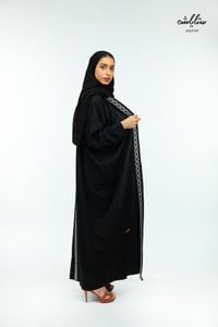 عباية لنن سبيشل لف باللون الأسود مزينة بالسدو - صورة 2