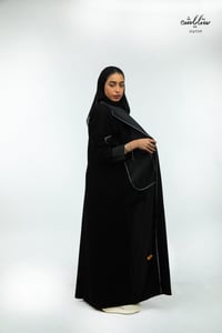 عباية كلاسيك باللون الأسود بياقة جاكيت - صورة 2
