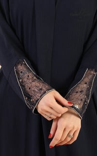 عباية كريب لف باللون الكحلي مزينة بالدانتيل - صورة 7