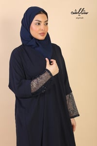 عباية كريب لف باللون الكحلي مزينة بدانتيل على الأكمام - صورة 4