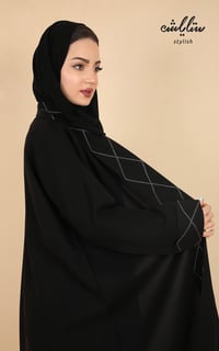 عباية لف باللون الأسود بتدخيلات من الأمام - صورة 4