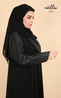 عباية لف باللون الأسود بشك ناعم - صورة 3