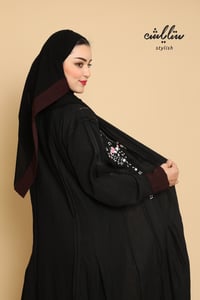 عباية لنن لف باللون الأسود مزينة بشك - صورة 9