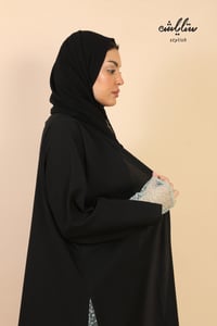 عباية كلاسيك لف دانتيل على الأكمام وتدخيلات على الجوانب - صورة 3