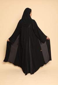 عباية شموخ اماراتي بأزرار باللون الأسود - صورة 5