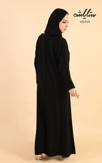 عباية باللون الأسود مزينة بكسرات على الكم - صورة 8