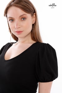 تي شيرت أنيق باللون الأسود  - صورة 2