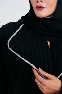 عباية بحريني مقلمة بأزرار باللون الأسود - صورة 4