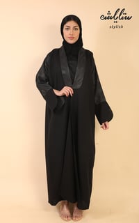 عبايه نواعم لمسة لف باللون الاسود - صورة 2