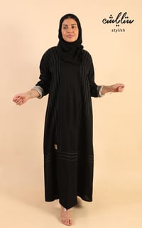 عباية كلاسيك باللون الاسود مزينة بتدخيلات باللون الذهبي - صورة 4
