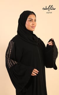 عباية كويتي باللون الأسود مطرزة على الكم - صورة 5
