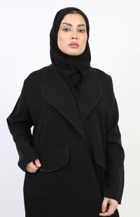 عباية كلاسيك لف بياقة مزينة بكريستال - صورة 6