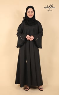 عبايه كويتي بازرار ديكور على الكم باللون الاسود - صورة 2