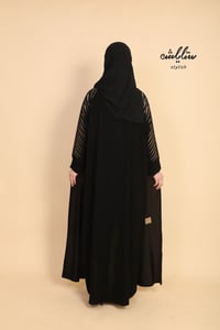 عباية كلاسيك لف مزينة بتطريز ذهبي على الأكمام  - صورة 10