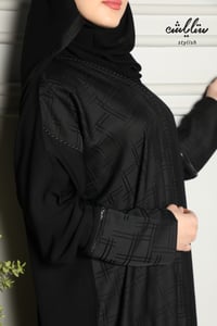 عباية شموخ باللون الأسود بتشجير ناعم - صورة 8