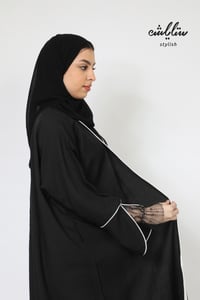 عباية لف باللون الأسود بدانتيل منقط على الاكمام - صورة 6