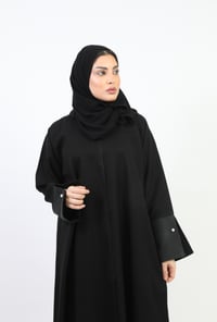  عباية كلاسيك مزينة بلؤلؤ على الكم  - صورة 4