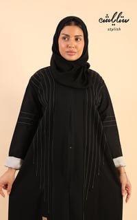 عباية كلاسيك باللون الاسود مزينة بتدخيلات باللون الذهبي - صورة 6