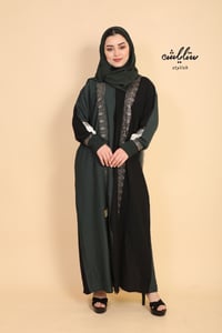 عباية لف باللون الأسود والزيتي مزينة بتطريز ذهبي - صورة 2