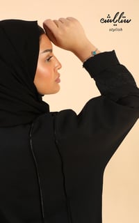 عباية باللون الأسود مطرزة - صورة 7