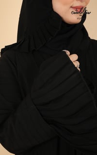 عباية بانوراما لف باللون الأسود بكسرات على الكم - صورة 4