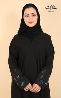 عباية باللون الأسود بتدخيلات من الدانتيل  - صورة 3