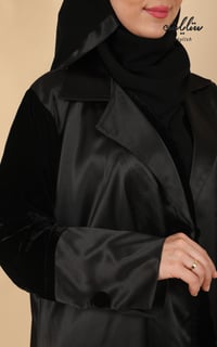 عبايه شتويه ازرار باللون الاسود - صورة 7