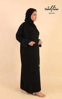 عباية كلاسيك لف باللون الأسود مزينة بتشجير مع كريستال على الكم - صورة 2