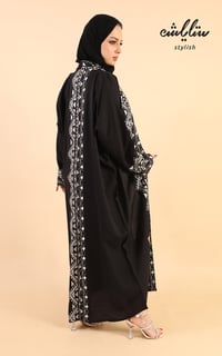 عباية لنن لف باللون الأسود مطرزة - صورة 10