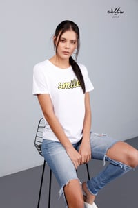 تي شيرت باللون الأبيض بطباعة smile - صورة 3