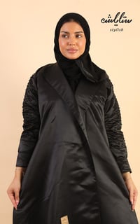 عباية لف باللون الأسود مزينة بشك - صورة 3
