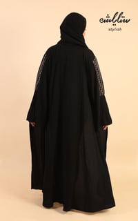 عباية كويتي باللون الأسود مطرزة على الكم - صورة 8
